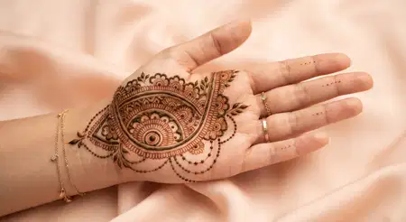 geometric karwa chauth mehndi design - Karwa Chauth Mehndi Design With Kalash