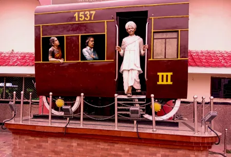 Mahatma Gandhi Modell When Come By Train In Champaran - Free Mahatma Gandhi Download